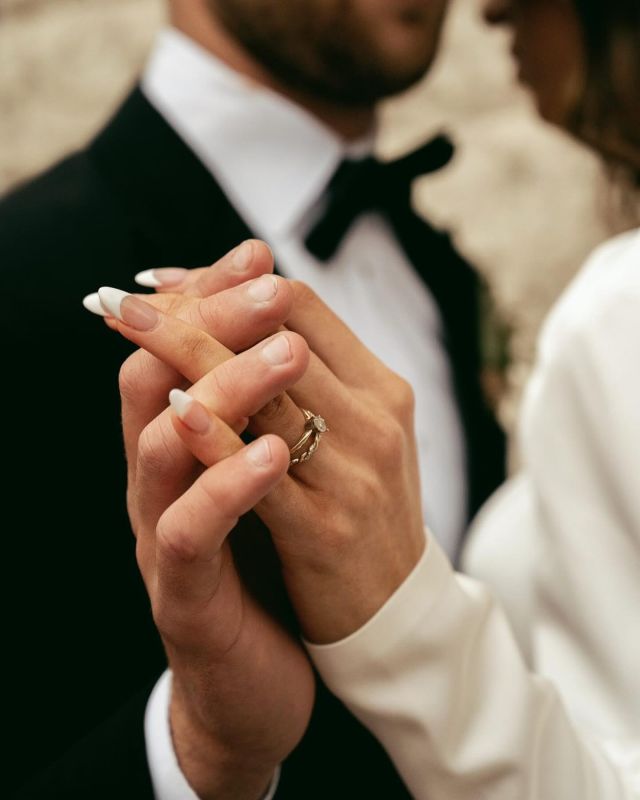 With all eyes (and cameras) on you, make sure your hands are photo-ready and seamless! 💍💒
