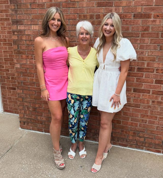 Who has the spray tan? 

✨ Why choose a natural spray tan?
→ No sun damage ☀️
→ Instant, flawless glow ✨
→ Custom color – never orange 🍊
→ Hydrating + skin-loving ingredients 💧
→ Perfect for any season or event 💃